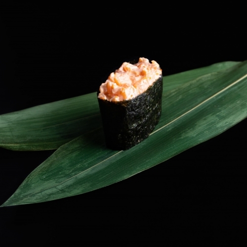 Гункан спайси с лососем Гункан спайси с лососем