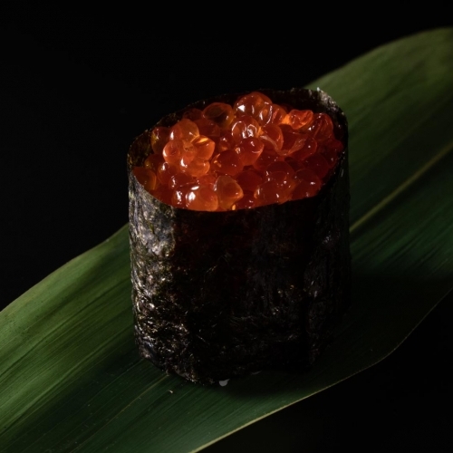 Гункан спайси с красной икрой Гункан спайси с красной икрой